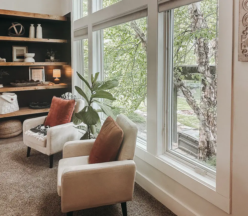 Living room with craftsman trim.