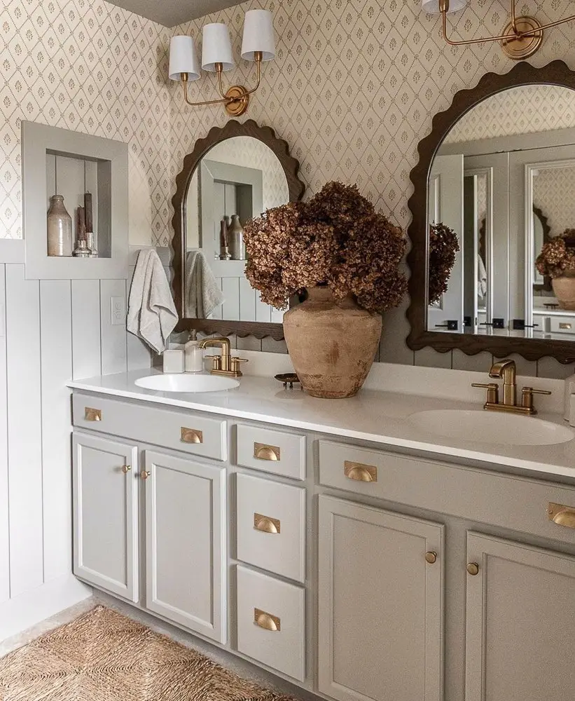 Double vanity with scalloped mirrors