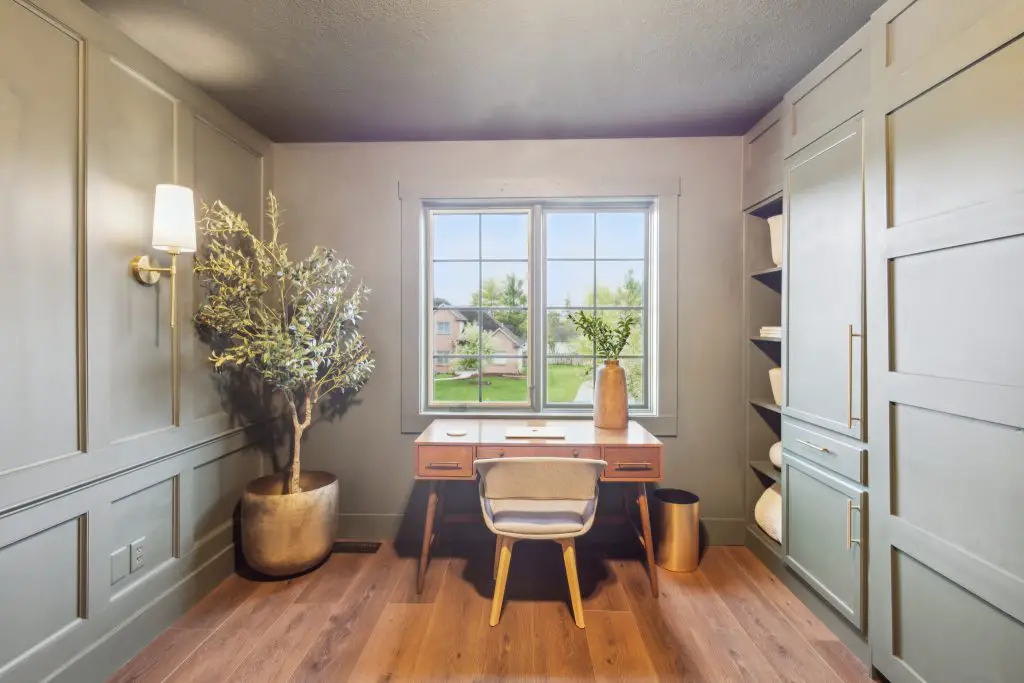 Home office/Guest room.